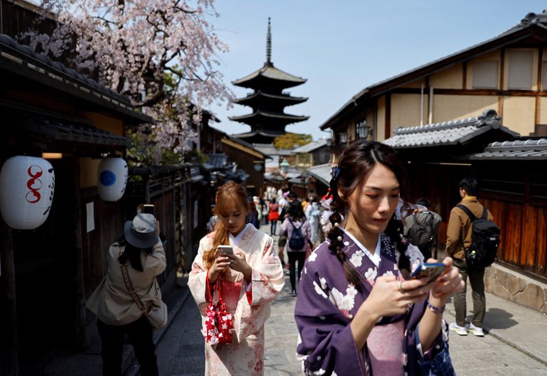 示意圖，圖為日本京都清水寺附近的街道遊客。 路透社