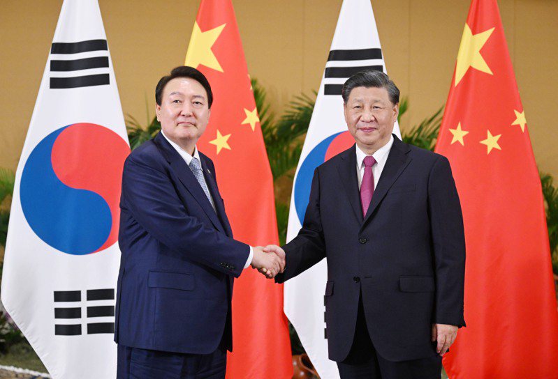 南韓方面決定不參加此次一帶一路高峰會，此前雙方曾為了互訪順序有過不同立場，圖為大陸國家主席習近平（右）2022年11月15日於印尼峇里島會見南韓總統尹錫悅。（新華社）