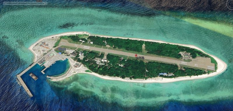 Google Earth日前更新我南沙太平島圖資至9月份，高清品質的太平島與碼頭浚深工程現況可供民眾俯瞰檢閱。圖／取自Google Earth