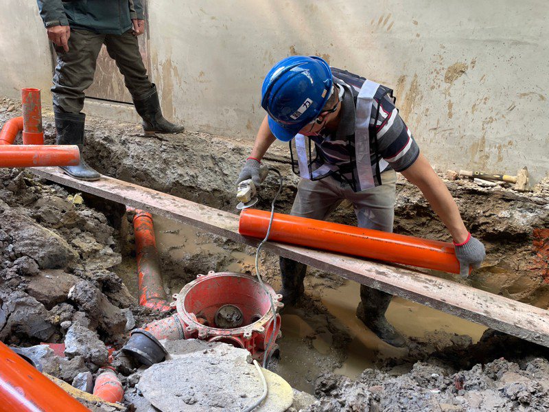 施工人員在後巷開挖地下汙水接管管線。圖／新北水利局提供