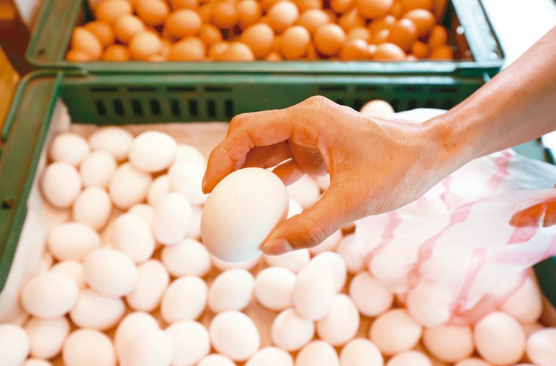 農業部今年專案進口雞蛋過程引發爭議，也讓民眾對進口蛋信心不足。圖為民眾在市場選購國產雞蛋的情況。記者杜建重／攝影