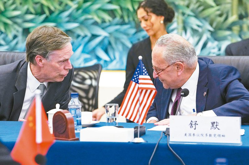 美國參議院多數黨領袖舒默（右）日前訪陸，左為美駐北京大使伯恩斯。（美聯社）
