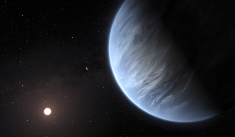 120光年外有生命？ 距地球約一二○光年的K2-18b（右）傳可能發現生命跡象，其母恆星（左）及另一行星（中，弦月狀）。圖為示意圖。（美聯社）