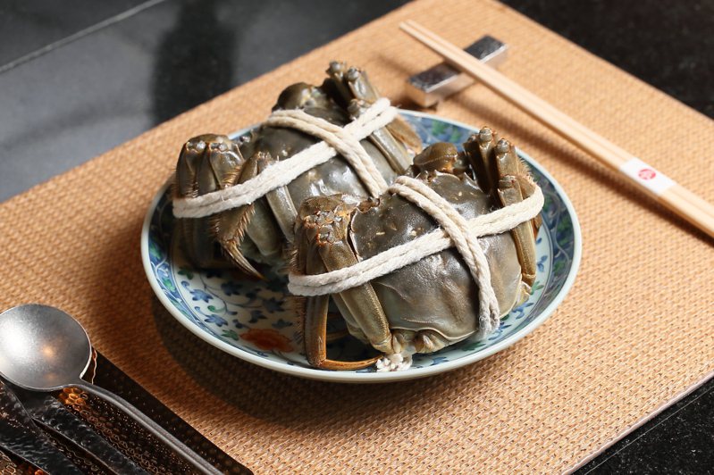 辰壽司再度推出一年一度的「大閘蟹盛宴」，選用重達6兩的江蘇大閘蟹作為主角。記者陳睿中／攝影