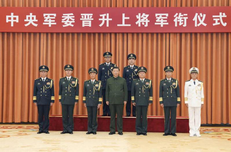 中國國防部長李尚福（右二）疑似落馬，外傳可能由中共中央軍委聯合參謀部參謀長劉振立（左二）接任。美聯社