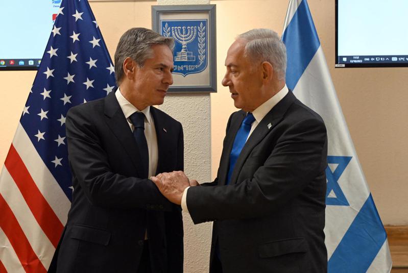 美國國務卿布林肯（左）12日到以色列表達美國的支持，旁為以色列總理內儾雅胡（右）。新華社