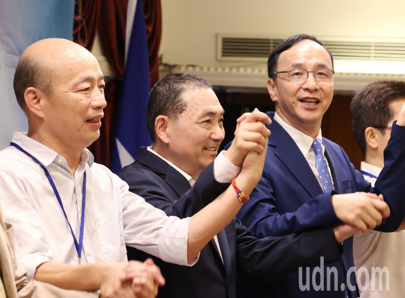 圖為國民黨總統參選人侯友宜（中）、高雄市前市長韓國瑜（左）、國民黨主席朱立倫（右）7月在活動上同台。本報資料照片