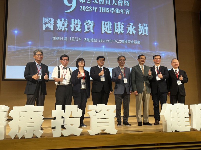 台灣醫務管理學會舉辦學術年會，衛福部長薛瑞元（右四）等人出席。記者李青縈／攝影