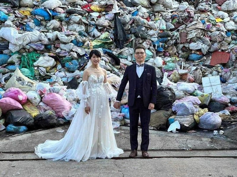 埔里鎮清潔隊垃圾山驚人，卻有新人以垃圾山當背景拍婚紗，引起網友熱議。圖／埔里清潔隊提供