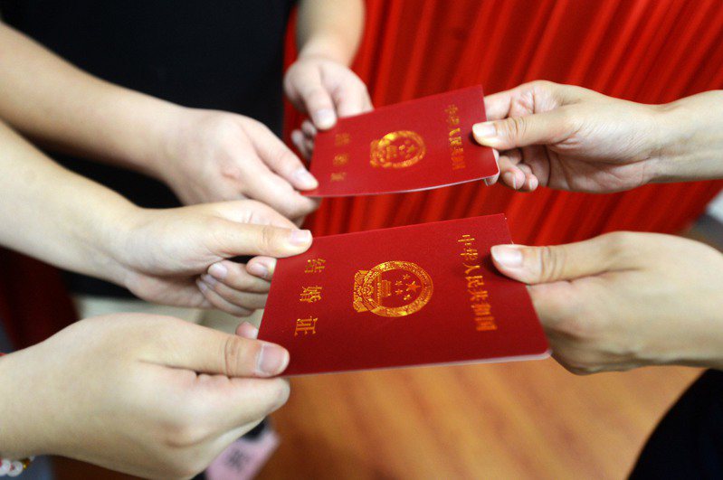 上海一名獨生女結婚半年後父母車禍雙亡，先生竟持結婚證，要求共分8.8億台幣遺產。圖為中國大陸領取結婚證情形，此為示意圖，與新聞當事人無關。新華社資料照片