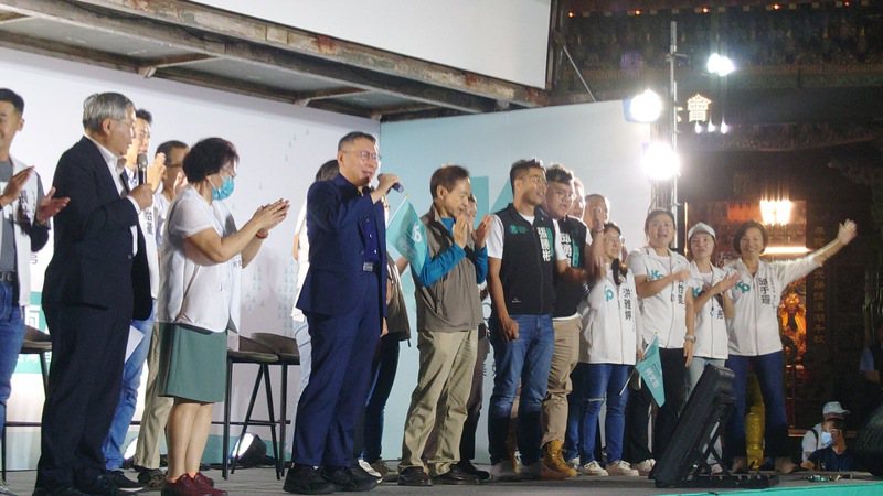 台灣民眾黨主席柯文哲出席彰化戶外開講，回應支持者要求，連唱「堅持」、「簡單的人」兩首歌。記者簡慧珍／攝影
