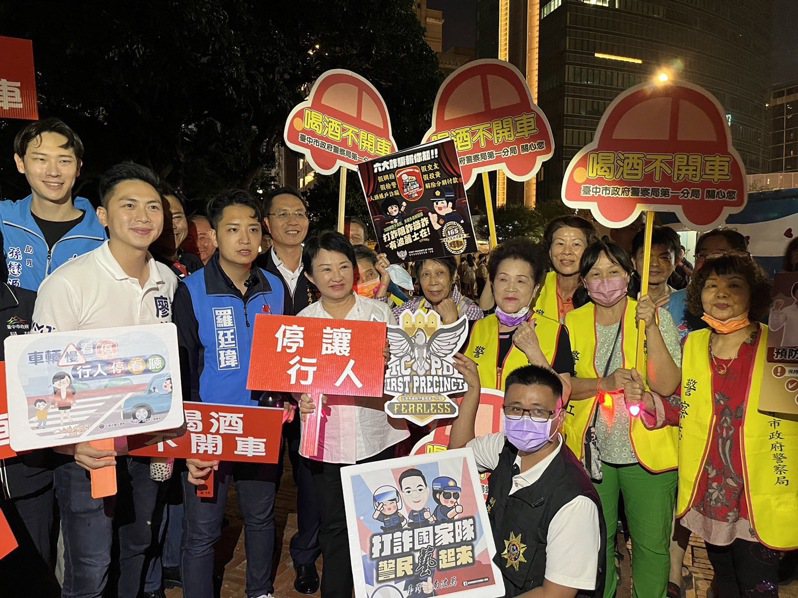 台中市長盧秀燕昨天參與爵士音樂節，與警方一起犯罪宣導，發放LED行人安全手燈等宣導品。圖／第一警分局提供