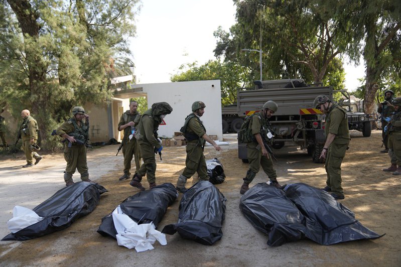 以色列军方法医小组检验受害者遗体发现种种虐待、性侵和其他暴行的痕迹。以色列军队10日进入遭攻击的边境小镇卡法雅札收尸。美联社(photo:UDN)