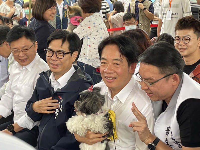 民進黨總統參選人賴清德（右二）表示，高雄市成立動物友善城市的目標非常好，大家應該一起努力，讓台灣成為動物友善國家。記者徐如宜／攝影