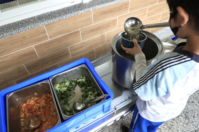 台北市教育局統計新學年共有66校營養午餐調漲，目前一餐均價約在59元。圖／聯合報系資料照