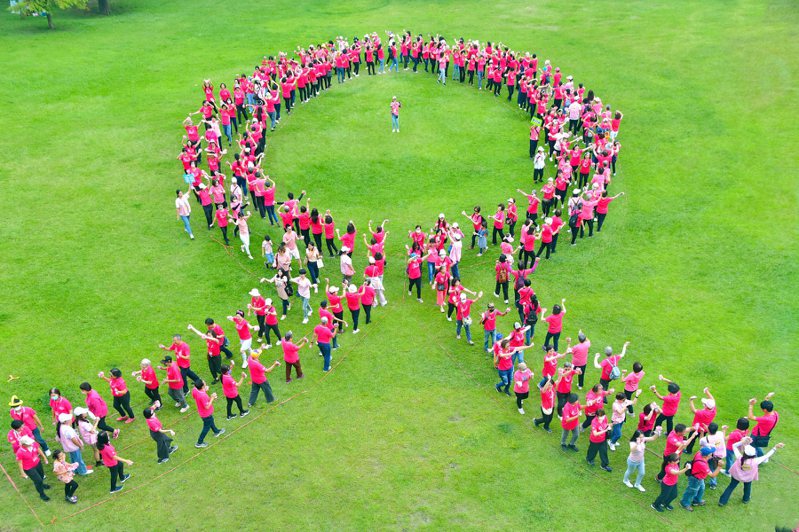 乳癌病友協會今舉辦「守護健康 掌握幸福園遊會」，而今年「點亮雙色粉紅絲帶」排字活動，號召全台超過500位乳癌病友共襄盛舉，規模歷年最大。圖／乳癌病友協會提供