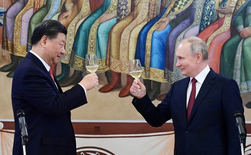 俄羅斯總統普亭預計本周將前往中國會見習近平，這將是他今年首次出訪前蘇聯以外的國家。圖為今年三月，普亭在莫斯科克里姆林宮招待到訪的習近平。（路透）