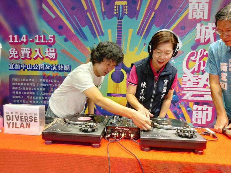 宜蘭市長陳美玲與來自日本、定居宜蘭的DJ大瀧淳司，開心玩起了音樂。記者戴永華／攝影