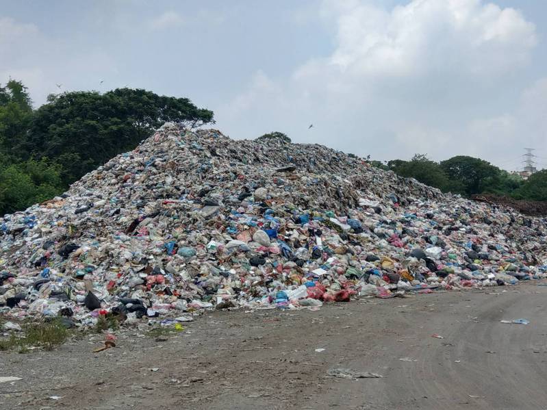 南投市掩埋場暫置垃圾近2萬公噸，且每日持續產生約60公噸垃圾。圖／南投市清潔隊提供