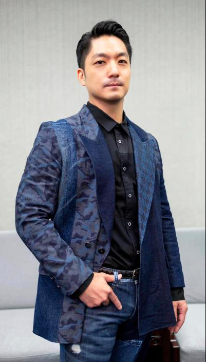 為行銷台北時裝周活動，台北市長蔣萬安昨天在臉書換裝化身潮男，並問「你們覺得哪套更好看一些？」圖／引用自蔣萬安臉書