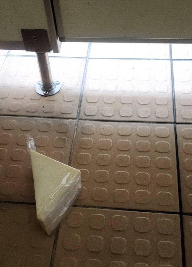 一名網友內急衝往廁所，卻發現帶的不是衛生紙，而是拿成三明治。圖擷自臉書社團「爆怨公社」