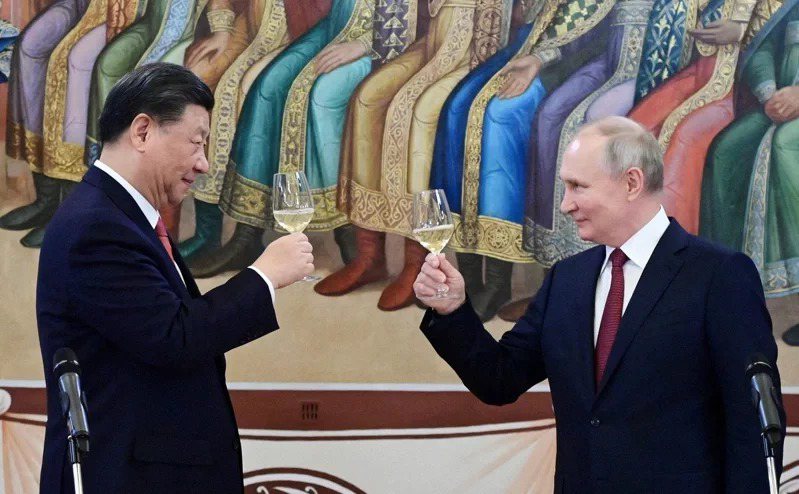 俄羅斯總統普亭（右）將出席第三屆「一帶一路」國際合作高峰論壇，並與中國大陸國家主席習近平會談，引起國際關注。圖為今年3月，普亭在莫斯科克里姆林宮接待到訪的習近平。（路透）