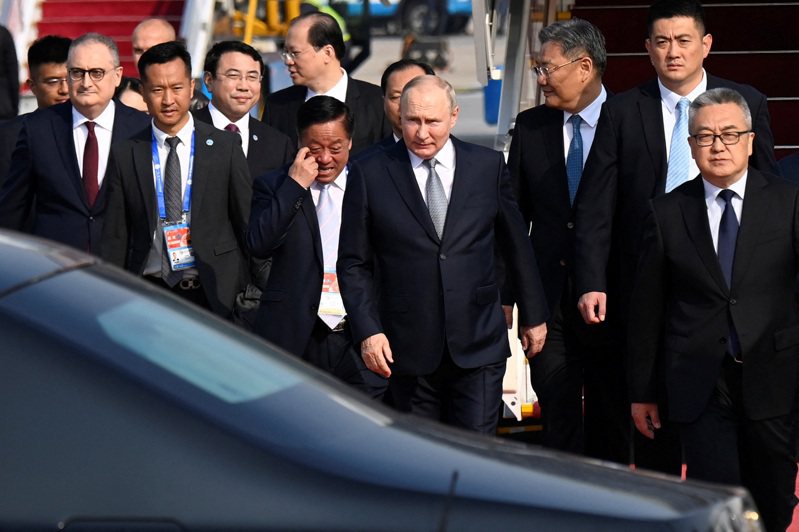 俄羅斯總統普亭17日上午飛抵北京出席一帶一路論壇，並預計將與中國大陸國家主席習近平會談。路透