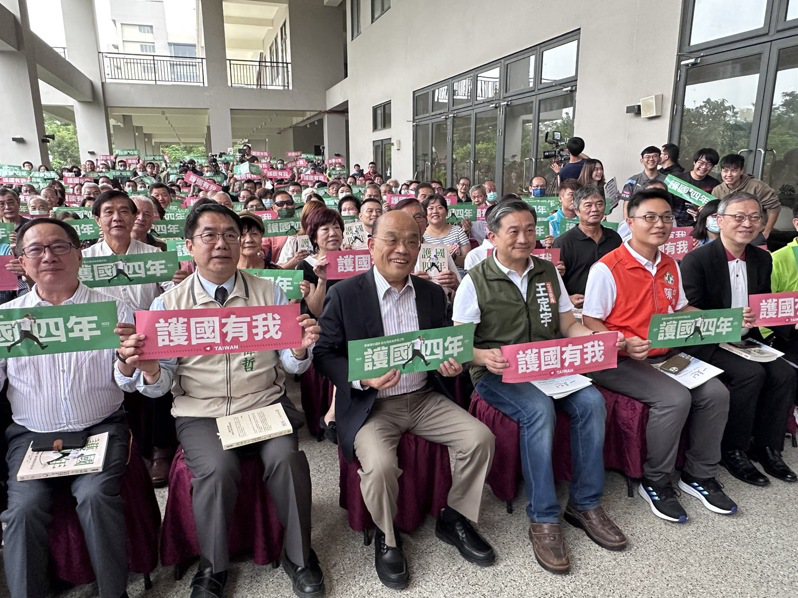 行政院前院長蘇貞昌（左三）今下午在台南舉行新書「護國四年」簽書會，現場擠滿支持者，台南市長黃偉哲（左二）、立委王定宇（右三）到場參與。記者李文德／攝影