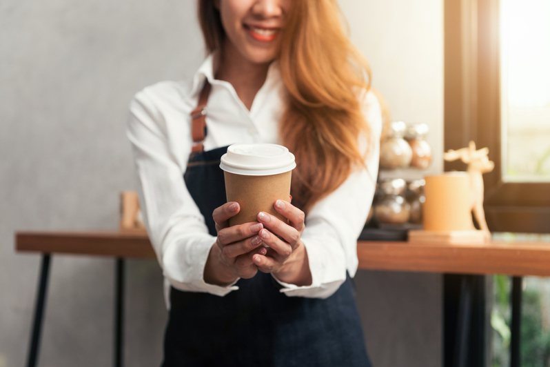 南韓一名女子排隊買咖啡時，突然被前方顧客揪買一送一，還要她不用付錢，令女子超驚喜又疑惑。情境示意圖。圖／Ingimage