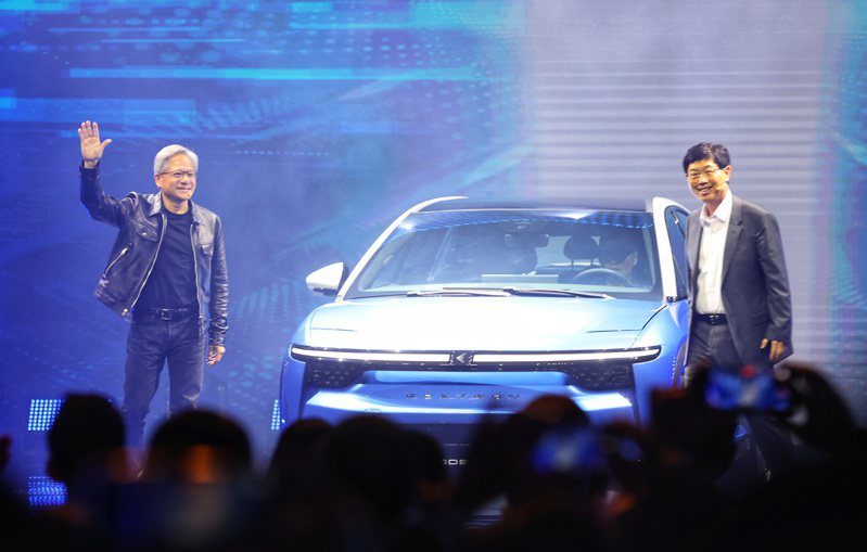 鴻海科技日今天登場，鴻海董事長劉揚偉（右）與輝達（NVIDIA）創辦人黃仁勳（左）一起搭乘電動車登台。記者林澔一/攝影