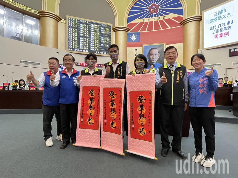 台南市議會頒贈「登革熱之光」給零確診的3區公所。記者吳淑玲／攝影