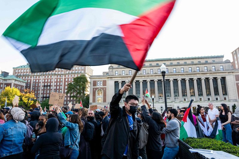 美國紐約哥倫比亞大學學生12日參加在校區舉行的支持巴勒斯坦集會。法新社
