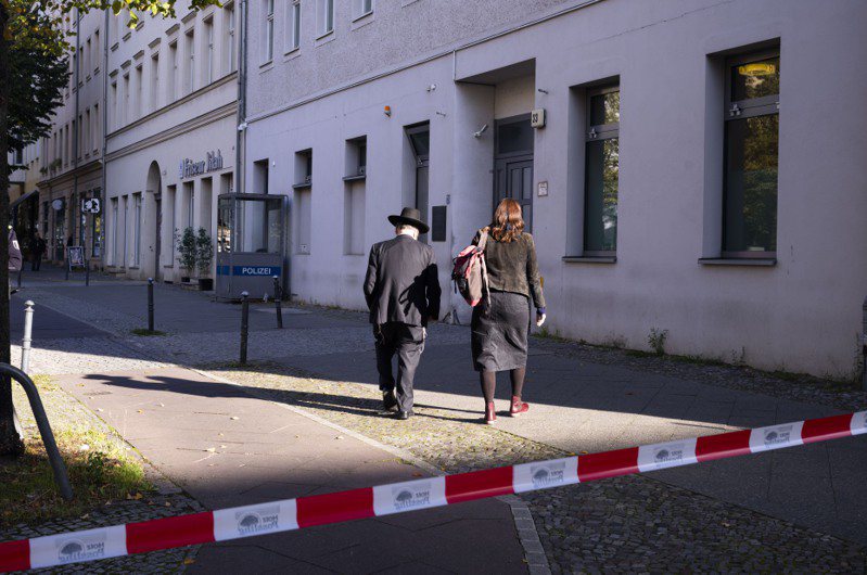 德國柏林卡哈阿達斯吉斯羅埃爾社區的一座猶太教堂18日遭投擲汽油彈攻擊，社區內並有其他猶太機構，警方已封鎖該社區。（美聯社）