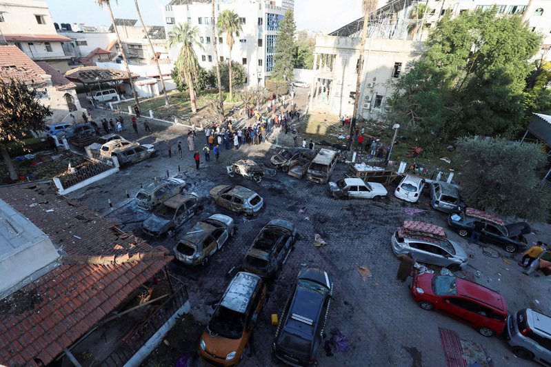 巴勒斯坦加薩市的阿里阿拉伯醫院17日晚間發生巨大爆炸，圖為現場18日白天的空拍照。路透