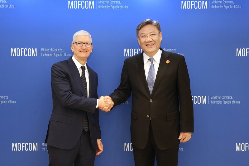 大陸商務部部長王文濤18日在北京會見蘋果公司首席執行官庫克。雙方就蘋果公司在華發展、中美經貿關係等進行交流。圖取自大陸商務部官網