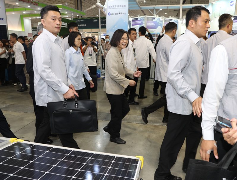 蔡英文總統（中）出席「2023台灣國際淨零永續展」，表示面對未來用電量需求成長，政府會積極推動前瞻性再生能源的開發。記者林澔一／攝影