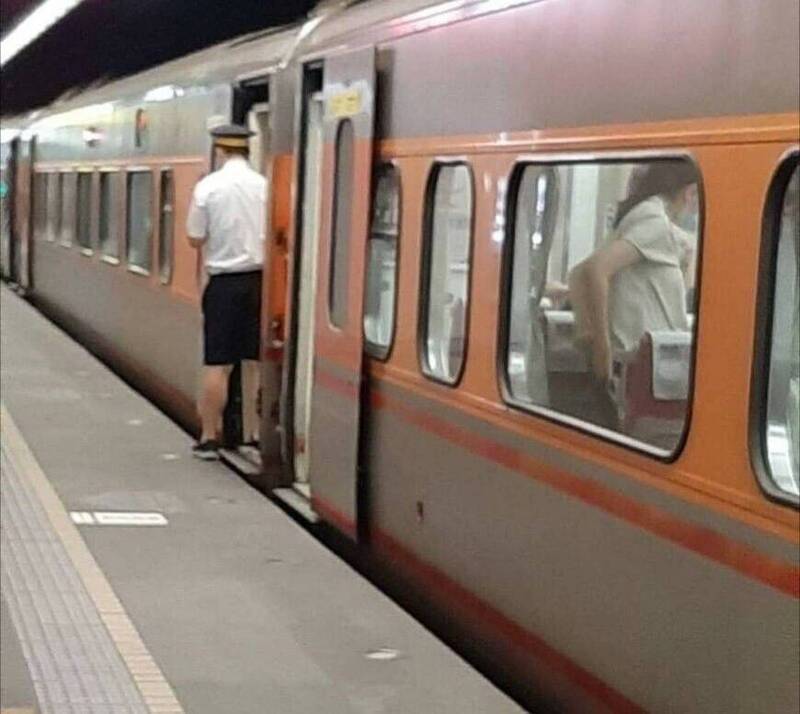 台鐵172次列車長穿著短褲執勤，畫面被網友拍下po網，引發熱議。圖／取自臉書「靠北台鐵」