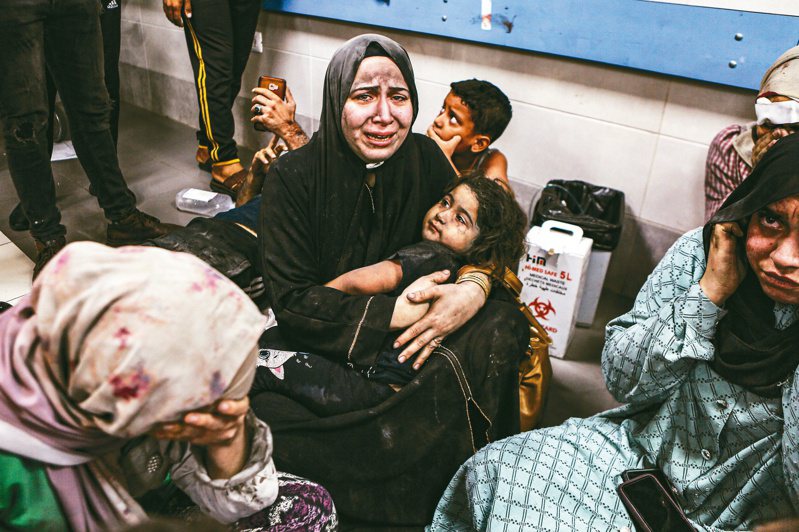 加薩阿里阿拉伯醫院遇襲事件受傷的巴勒斯坦民眾，被送往另一間醫院救治。（美聯社）