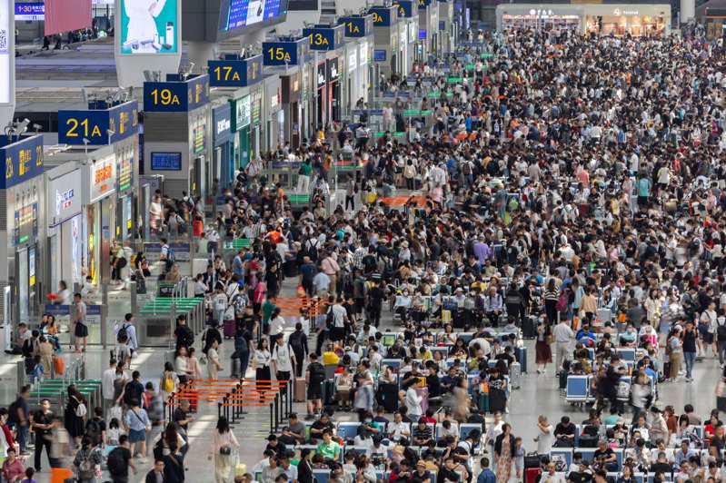 大陸第三季全國鐵路發送旅客11.5億人次，較疫情前2019年同期增長11.6%。圖為上海虹橋火車站候車大廳裡人頭攢動。（新華社）