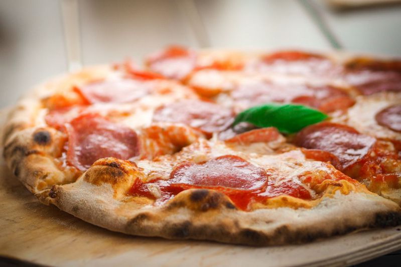 一名在連鎖店打工過的網友表示必勝客和達美樂的大披薩大小不同，賣最好的口味則是夏威夷。 圖／canva
