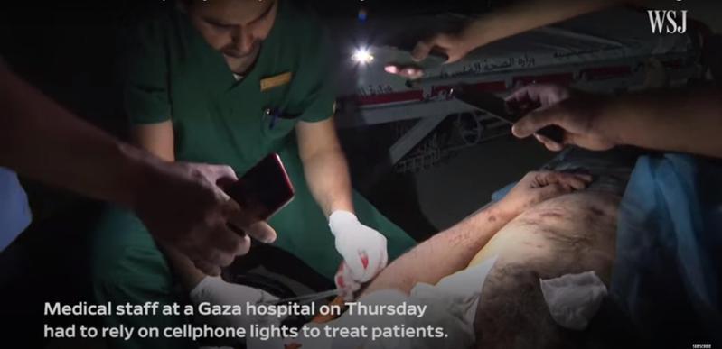 加薩醫護人員不得不在黑暗中用手機燈光動手術。截自YouTube