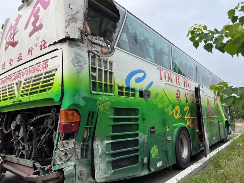 新竹某科技公司今天包車南下員旅發生車禍，司機受訪承認開比較快。記者陳苡葳／攝影