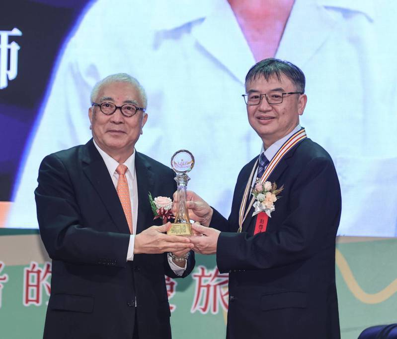 第33屆醫療奉獻獎頒獎典禮，牙醫師彭啓清獲個人醫療奉獻獎。記者曾原信／攝影