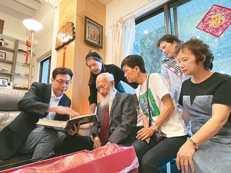 新北市代理市長劉和然（左一）探視103歲人瑞鄧集成（中），致贈重陽禮金和禮盒。圖／新北社會局提供