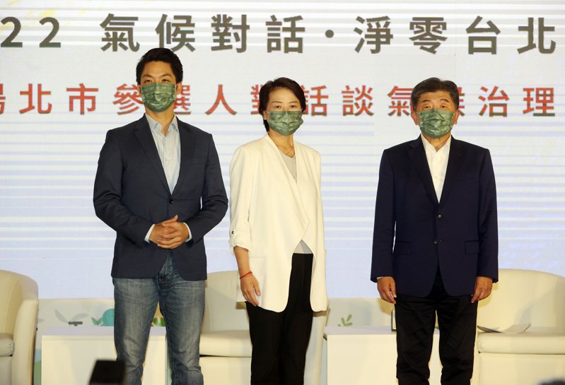 台北市長蔣萬安（左起）、衛福部前部長陳時中參選2022市長選舉時，出席「2022台灣氣候行動博覽會－氣候治理．淨零台北」對話活動。本報資料照片