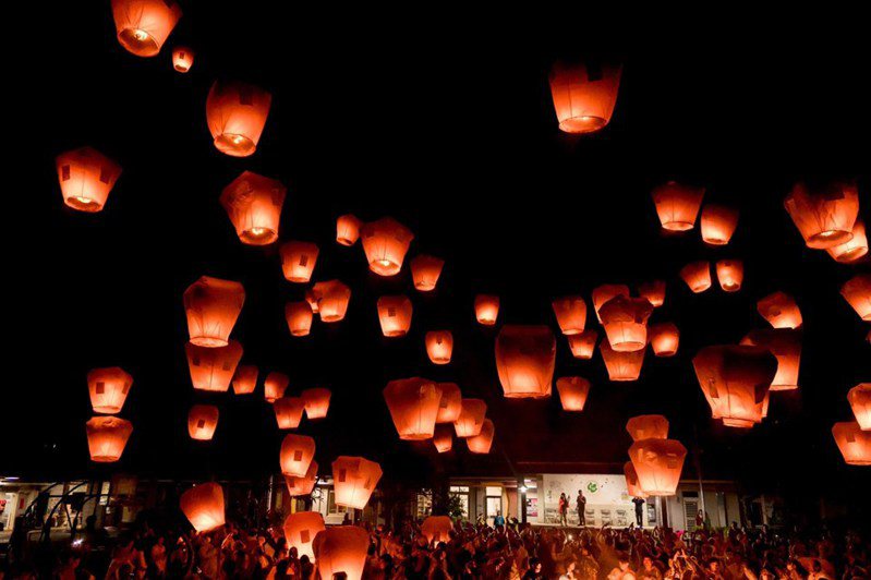 交通部觀光署與日本旅行業協會（簡稱JATA）共同企劃「千人遊台灣」活動，特別安排於21及22日在平溪菁桐國小施放天燈。觀光署／提供