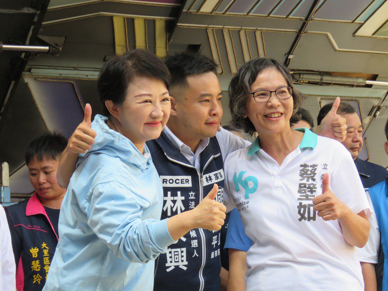 台中市長盧秀燕（左）和民眾黨立委參選人蔡壁如（右）在台上一起把林家興抱在一起，並合影。記者黃寅／攝影