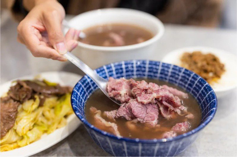 一名台南老翁每天早餐必喝牛肉湯，檢查竟發現「早期大腸癌」。圖片來源／canva