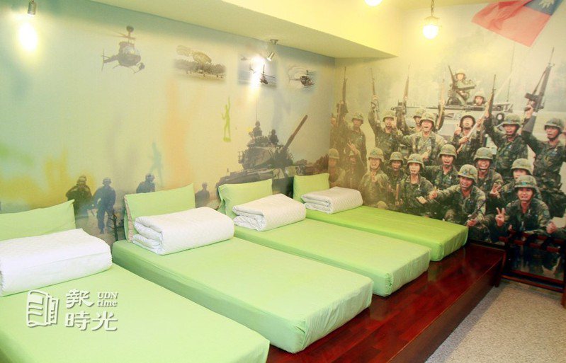 台北國軍英雄館新推出「野戰風」客房，讓房客回味當兵的熟悉回憶，圖為士兵寢室一景。圖／聯合報系資料照(2011/07/02 趙文彬攝影)