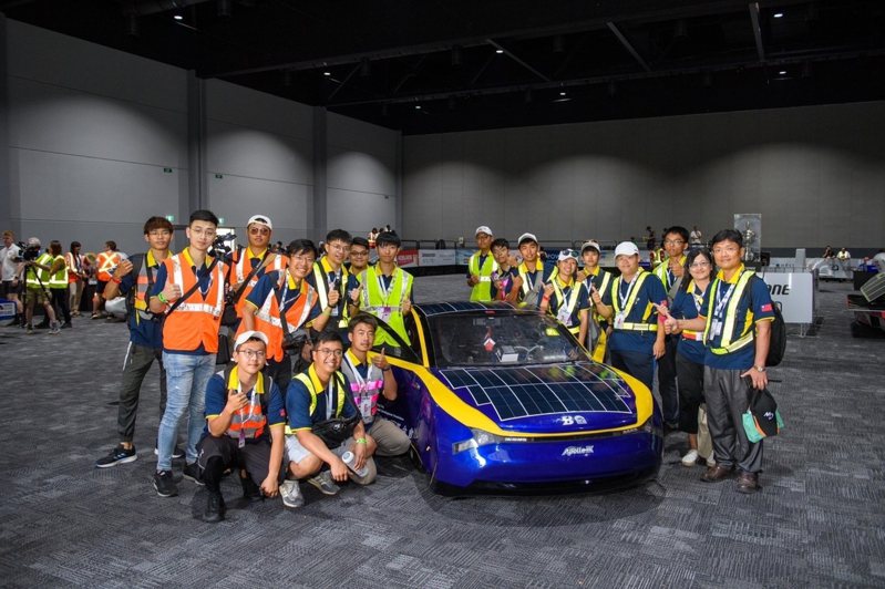 2023年世界太陽能車挑戰賽（BWSC）22日在澳洲達爾文出發，國立高雄科技大學阿波羅太陽能車隊第7次參賽，阿波羅9號車是今年賽場唯一最接近可量產車型樣式，吸引眾人目光。（高科大提供）中央社